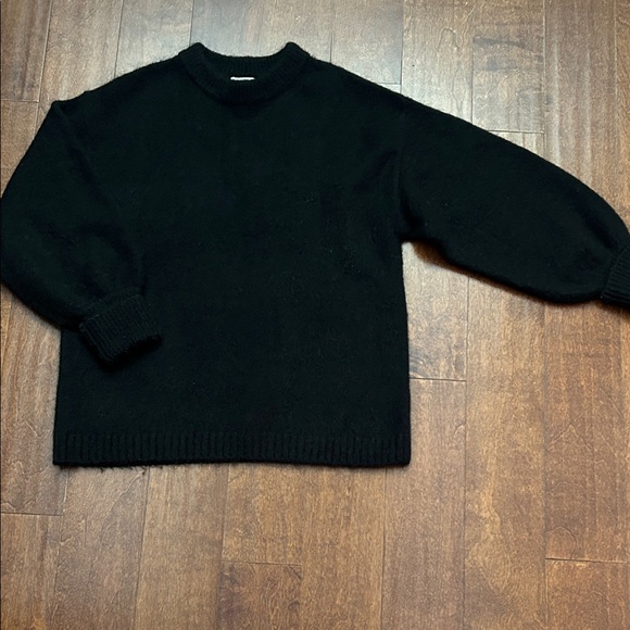 H&M Oversized Wool Mohair Blend Women’s Black Crewneck Sweater, size 6 - Picture 1 of 14